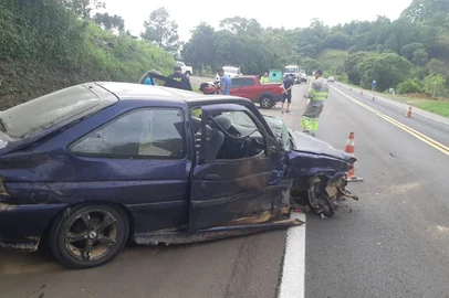 Uma colisão entre dois veículos deixou seis pessoas feridas na BR-386, em São José do Herval, na manhã desta terça-feira. O Escort com placas de Fontoura Xavier bateu em uma Strada com placas de Guaraciaba-SC no quilômetro 286 por volta das 10h30min.