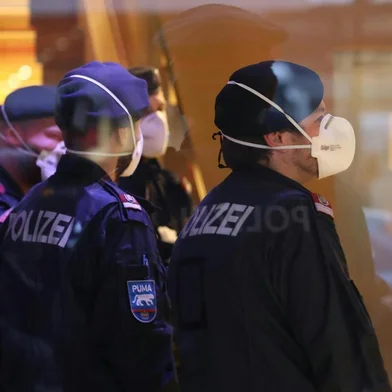 CORONAVIRUS: HOTEL IN INNSBRUCK VORERST GESPERRTPolice officers wear protective masks as they close a hotel near the city centre in Innsbruck, Austria, on February 25, 2020 after a woman who worked here has been confirmed infected with the coronavirus. - Two people in Austria have tested positive for the new coronavirus, authorities said on February 25, marking the countrys first cases after an outbreak in northern Italy. (Photo by Johann GRODER / APA / AFP) / Austria OUTEditoria: HTHLocal: InnsbruckIndexador: JOHANN GRODERSecao: diseaseFonte: APAFotógrafo: STR<!-- NICAID(14431196) -->