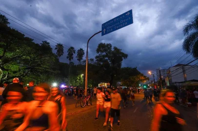  ** EM BAIXA ** PORTO ALEGRE, RS, BRASIL - 25.02.2020 - Imagem do Carnaval da CB (e da ¿debandada¿ com o início da chuva). (Foto: Isadora Neumann/Agencia RBS)