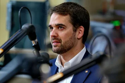  PORTO ALEGRE, RS, BRASIL, 27/01/2020- Governador Eduardo Leite participa do programa Atualidade da Rádio Gaúcha, com as apresentadoras Rosane de Oliveira e Andressa Xavier. (FOTOGRAFO: FERNANDO GOMES / AGENCIA RBS)<!-- NICAID(14399349) -->