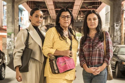 amor de mãe , Vitoria (Taís Araujo) , Lurdes (Regina Casé) e Thelma (Adriana Esteves)