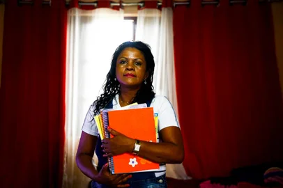  PORTO ALEGRE, RS, BRASIL, 26-02-2020: A professora Marilene Cardoso da Silva, 46 anos, em casa, no bairro Rubem Berta. Há dez anos, ela concluiu a sonhada graduação. Agora, se divide entre três empregos para conseguir pagar as contas. (Foto: Mateus Bruxel / Agência RBS)Indexador: Mateus Bruxel<!-- NICAID(14432332) -->