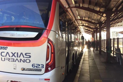 A conta é simples: um passageiro que utiliza ônibus duas vezes por dia, seis vezes por semana, e recebe um salário mínimo mensal - R$ 1.045 -  terá que arcar com 21% do valor do seu orçamento pessoal para o transporte público. A partir dessa sexta-feira (28), a passagem em Caxias do Sul passou a custar R$ 4,65. <!-- NICAID(14434839) -->
