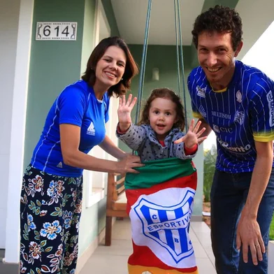  BENTO GONÇALVES, RS, BRASIL, 27/02/2020- Família torcedora do time do Esportivo.  Pai: Wagner Copat, mãe: Géssica Copat, filha: Adele Copat.  (FOTOGRAFO: TADEU VILANI / AGENCIA RBS)OBS.:Autorização de uso de imagem segue no video