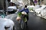  A woman wearing a protective face mask pushes her bicycle with bags of vegetables in an alley in Beijing on February 7, 2020. - The official Chinese death toll from the coronavirus outbreak rose on February 7 to 636, with the government saying total infections had climbed past 30,000. (Photo by - / AFP)Editoria: HTHLocal: BeijingIndexador: -Secao: healthcare policyFonte: AFPFotógrafo: STR<!-- NICAID(14411801) -->