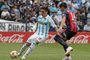  Racing Clubs defender Renzo Saravia (L) vies for the ball with San Lorenzos midfielder Alexis Castro, during their Argentina First Division Superliga football match, at Presidente Peron stadium, in Avellaneda, Buenos Aires province, on October 28, 2018. (Photo by ALEJANDRO PAGNI / AFP)Editoria: SPOLocal: AvellanedaIndexador: ALEJANDRO PAGNISecao: soccerFonte: AFPFotógrafo: STR<!-- NICAID(14435550) -->