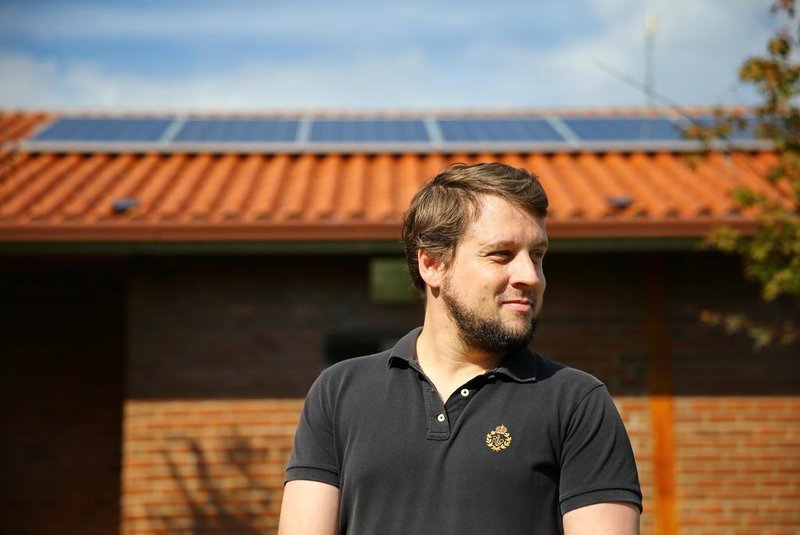  NOVA PETRÓPOLIS, RS, BRASIL, 15-05-2015: Roberto Scliar investiu R$ 40 mil reais em paineis solares (metade na casa e metade no escritório - que fica no mesmo pátio). A conta dele era de R$ 500 por mês e agora é de R$ 15 por mês (FOTO FÉLIX ZUCCO/AGÊNCIA RBS, Editoria SuaVida).<!-- NICAID(11410483) -->