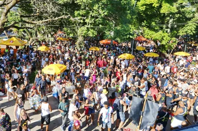  PORTO ALEGRE, RS, BRASIL 29/02/2020 - Segundo final de semana do Carnaval de blocos da Cidade Baixa, sábado. (FOTO: ROBINSON ESTRÁSULAS/AGÊNCIA RBS)<!-- NICAID(14435870) -->