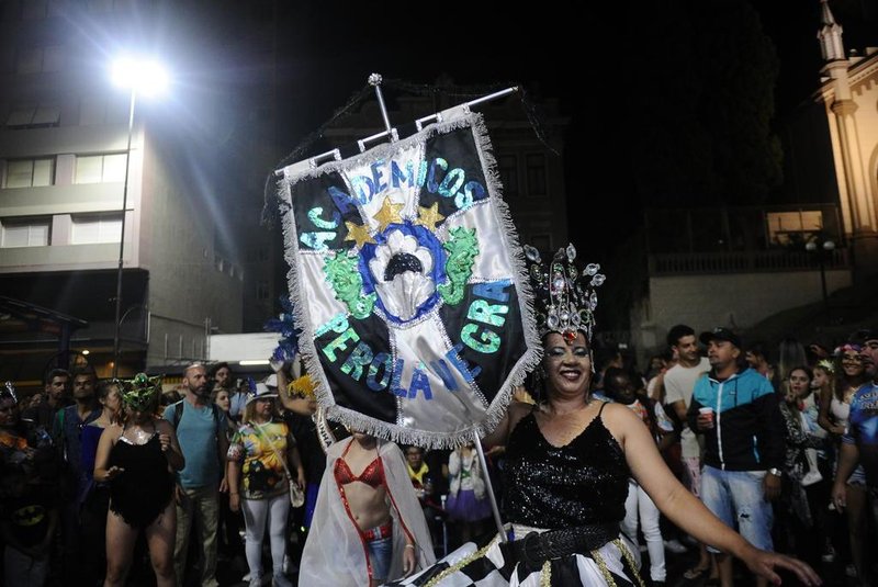 CAXIAS DO SUL, RS, BRASIL (29/02/2020)Escolas de samba desfilam na rua Sinimbus após três anos sem desfilar. Na foto, bateria da Escola Pérola Negra. (Antonio Valiente/Agência RBS)<!-- NICAID(14436192) -->