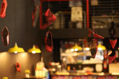 Uma instalação criada em 2009 pela artista mexicana Elina Chauvet chega à Serra gaúcha por meio da programação do Mês da Mulher que ocorre ao longo de março em Garibaldi. Uma réplica autorizada da obra Zapatos Rojos ficará exposta até o dia 31 no Espaço Coletivo das Artes (Ecoa) ¿ Rua Buarque de Macedo, 3384 ¿, em Garibaldi, com entrada franca.<!-- NICAID(14436350) -->
