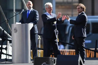 Uruguays outgoing President Tabare Vazquez greets the incoming President Luis Lacalle Pou during the inauguration ceremony at the Plaza Independencia, in Montevideo, on March 1, 2020. (Photo by EITAN ABRAMOVICH / AFP)<!-- NICAID(14436550) -->