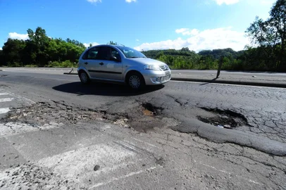  CAXIAS DO SUL, RS, BRASIL, 27/02/2020. Trânsito - Buracos e estragos nas estradas - Blitz do Pioneiro para verificar o estado das rodovias que cercam Caxias do Sul. Cratera no Km 73 da RS-122, na região do bairro Cidade Nova. (Porthus Junior/Agência RBS)<!-- NICAID(14434194) -->