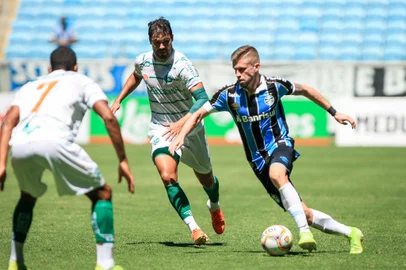 Lateral-esquerdo Caio Henrique do Grêmio