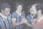 Foto publicada na Zero Hora de 27 de janeiro de 1984. Ex-companheiros de equipe cumprimentam Mário Sérgio, que jogou o Gre-Nal da colocação de faixas pelo Inter, mas ganhou a faixa de campeão do mundo pelo Grêmio.<!-- NICAID(10170108) -->