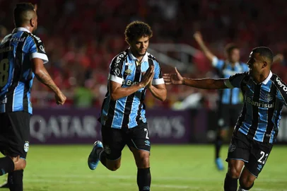  Brazils Gremio defender Victor Ferraz (C) celebrates with teammates after scoring against Colombias America de Cali during their Copa Libertadores football match at Pascual Guerrero Stadium in Cali, Colombia, on March 3, 2020. (Photo by LUIS ROBAYO / AFP)Editoria: SPOLocal: CaliIndexador: LUIS ROBAYOSecao: soccerFonte: AFPFotógrafo: STF<!-- NICAID(14439167) -->
