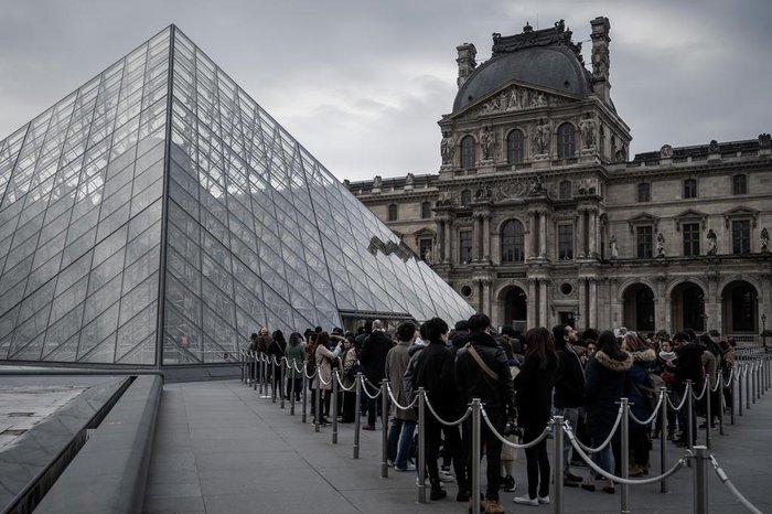 Museu do Louvre reabre as portas depois de três dias fechado pelo coronavírus | GZH