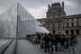  Visitors queue outside the Pyramid, the main entrance to the Louvre museum in Paris on March 4, 2020. - The Louvre in Paris, the worlds most visited museum, reopened after staff ended coronavirus walkou following a two days closing, after staff refused for a second day running to work due to coronavirus fears. (Photo by Philippe LOPEZ / AFP)Editoria: HTHLocal: ParisIndexador: PHILIPPE LOPEZSecao: diseaseFonte: AFPFotógrafo: STF