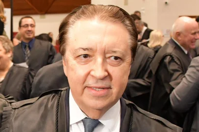 O desembargador Voltaire de Lima Moraes foi eleito, nesta segunda-feira (2), presidente do Tribunal de Justiça do Rio Grande do Sul (TJRS) para o biênio 2020/2021. Natural de Cachoeira do Sul, Voltaire formou-se em Direito pela UFRGS em 1977 e, na PUCRS, concluiu mestrado e doutorado na área.  Ingressou no Ministério Público em 1980, tendo atuado como promotor de justiça nas comarcas de Ibirubá, Cerro Largo, Espumoso, Uruguaiana, Esteio e Porto Alegre. <!-- NICAID(14345450) -->