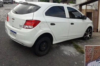 carro localizado no bairro esplanada depois de ter sido usado em diversos roubos em Caxias. Uma mulher dirigia o carro.<!-- NICAID(14439722) -->