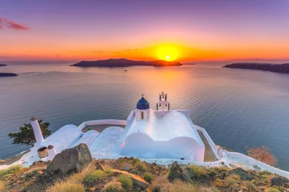  Amazing sunset at Panagia Theoskepasti, on the Skaros rock at Imerovigli, Santorini, Crete, Greece.Indexador: Georgios TsichlisFonte: 311543213<!-- NICAID(14439899) -->