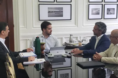 Reunião do governador Eduardo Leite com o chefe da Casa Civil, Otomar Vivian, e com o líder do governo, Frederico Antunes (PP), no fim da manhã desta quarta-feira, na Ala Residencial do Palácio Piratini.Foto: Cristiano Guerra/ALRS/Divulgação<!-- NICAID(14440032) -->