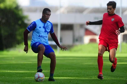 CAXIAS DO SUL, RS, BRASIL, 12/02/2020. Caxias x Brasil-Far, jogo treino realizado no gramado suplementar do Centenário. Na foto, volante Jean Carlos (E). (Porthus Junior/Agência RBS)Indexador: Porthus Junior                  <!-- NICAID(14417052) -->