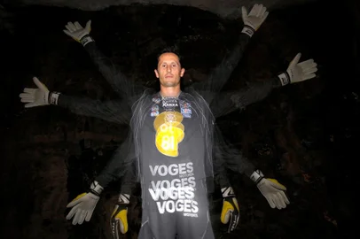  André Sangalli. Goleiro defendou 4 penaltis contra a equipe do São José de Porto Alegre, e garantiu o Caxias na final do primeiro turno do Campeonato Gaúcho Coca-Cola 2011.<!-- NICAID(6813336) -->