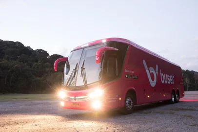 Ônibus com adesivo da Buser<!-- NICAID(14442772) -->