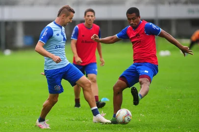  CAXIAS DO SUL, RS, BRASIL, 18/02/2020. Treino do Caxias no CT. SER Caxias se preapara para enfrentar o Grêmio na final da Taça Cel. Ewaldo Poeta, primeiro turno do Campeonato Brasileiro. Na foto, lateral-esquerdo Bruno Ré (E).  (Porthus Junior/Agência RBS)Indexador: Porthus Junior                  <!-- NICAID(14423564) -->
