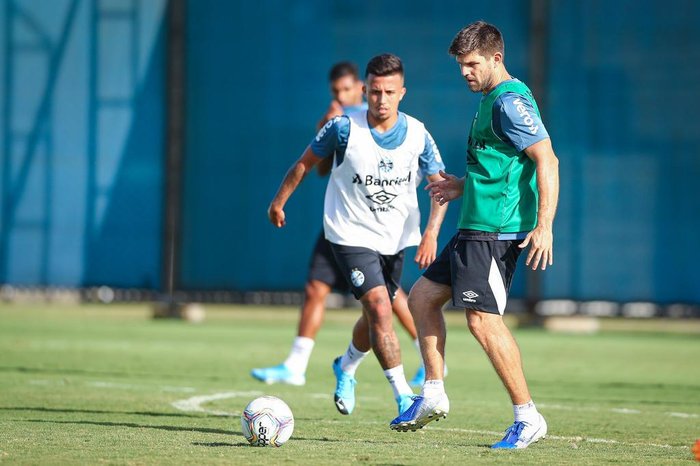 Kannemann deve voltar a formar dupla com Geromel no Gre-Nal
