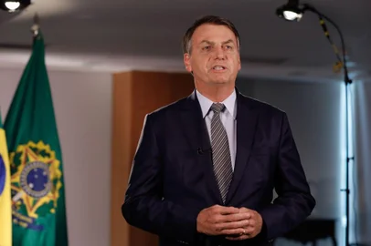  Bolsonaro diz que não há motivo para pânico sobre o coronavírusO presidente Jair Bolsonaro fez um pronunciamento na noite desta sexta-feira (6) para tranquilizar a população a respeito da chegada do novo coronavírus no país e convocar a população, em especial os profissionais de saúde, para um trabalho conjunto com o governo para superar a situação.O primeiro caso foi confirmado pelo Ministério da Saúde no sábado (29) e segundo último boletim publicado hoje o país conta com 13 pacientes infectados pelo vírus e 768 casos suspeitos.<!-- NICAID(14443631) -->