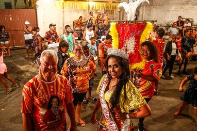  PORTO ALEGRE, RS, BRASIL - 04/03/2020Último ensaio da tribo Os Comanches, a última tribo carnavalesca ainda em atividade na Capital, antes do desfile de Carnaval. Na foto, da esquerda para direita, Valdir Ribeiro, Karen Ribeiro,  Luana Pacheco (rainha) e Isabella Oliveira (estandarte)