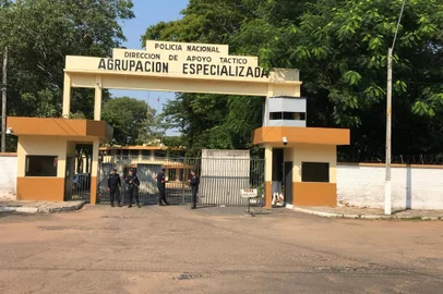 Ronaldinho e Assis estão presos no Paraguai, investigado por uso de documentos falsos<!-- NICAID(14444061) -->