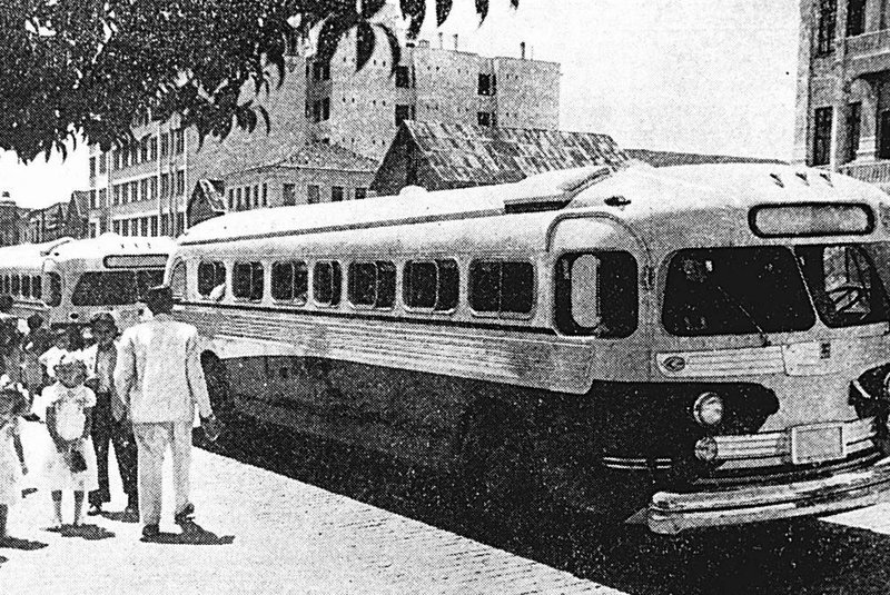 Foto do ônibus da marca GM Coach 1948, da empresa Expresso Caxiense, estacionado em Caxias do Sul.#PÁGINA:70#EDIÇÃO: 2 Fonte: Acervo Expresso Caxiense Fotógrafo: não consta<!-- NICAID(648088) -->
