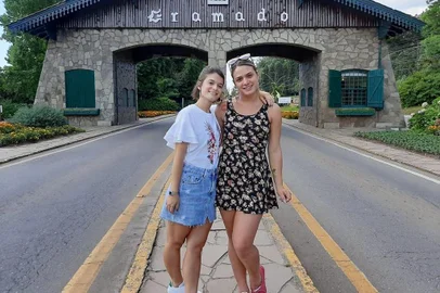 Atriz Glamour Garcia (D) em Gramado com sua irmã, Gabriela Garcia.<!-- NICAID(14446469) -->