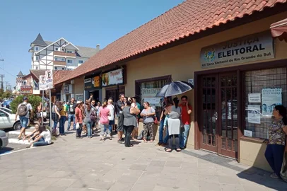 Fila se forma em frente ao Cartório Eleitoral em Canela no último dia para recadastramentro biométrico<!-- NICAID(14447282) -->