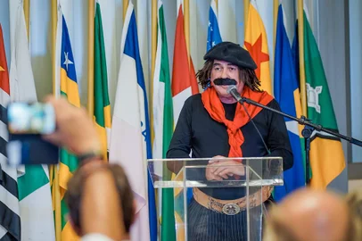 O humorista Jair Kobe recebeu, na noite desta terça-feira, 10, a medalha da 55 legislatura em homenagem ao seu trabalho como difusor da cultura gaúcha por meio do personagem Guri de Uruguaiana.<!-- NICAID(14447628) -->