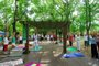  O projeto Yoga na Praça comemora seu 20ºaniversário no quiosque do Parcão. Exercícios de alongamento, concentração e respiração orientados pela especialista em estresse Ana Maria Rossi. Também houve uma homenagem para a jornalista Célia Ribeiro.<!-- NICAID(3025112) -->