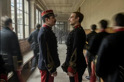 Jean Dujardin e Louis Garrel em cena de O Oficial e o Espião, novo filme de Roman Polanski.<!-- NICAID(14446741) -->