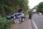 Um acidente entre um Gol, com placas de Caxias do Sul, e um caminhão Volvo resultou na morte de uma mulher, motorista do automóvel, no final da tarde desta quinta-feira (12), no quilômetro 3 da RS-446, entre Carlos Barbosa e São Vendelino. <!-- NICAID(14449298) -->