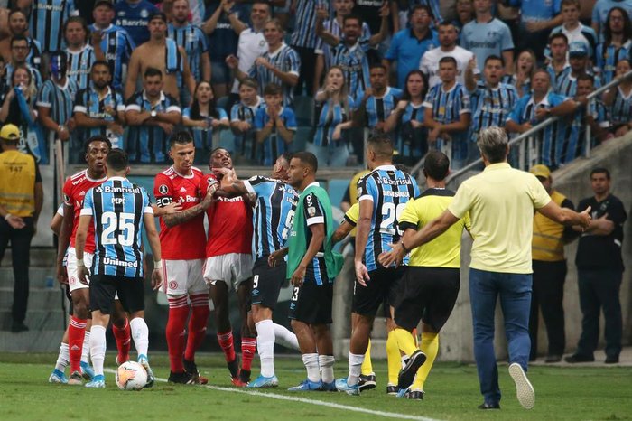 Inter bate o Grêmio por 3 a 2 em jogão e cura ressaca pós-Libertadores