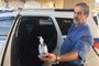 Euclides Ferreira, que atua no ponto de táxi do aeroporto Salgado Filho, afirmou que comprou uma embalagem de álcool em gel para emprestar a passageiros. Foto: Eduardo Paganella/Agência RBS<!-- NICAID(14451150) -->