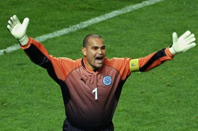 WC2002-MATCH40Paraguayan keeper Jose Luis Chilavert celebrates, 12 June 2002 at the Jeju World Cup Stadium in Seogwipo, following first round Group B action between Slovenia and Paraguay in the 2002 FIFA World Cup Korea/Japan.  Paraguay qualified for the second round in dramatic style coming from one goal down to defeat Slovenia 3-1.  AFP PHOTO/EMMANUEL DUNAND Fonte: AFP Fotógrafo: EMMANUEL DUNAND<!-- NICAID(879458) -->