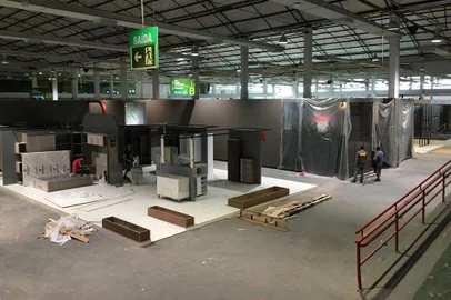 Por meio de comunicado, o Sindicato das Indústrias do Mobiliário de Bento Gonçalves (Sindmóveis) confirmou o adiamento da feira Movelsul Brasil 2020, que ocorreria de 16 a 19 de março, em Bento Gonçalves. Segundo a entidade, o adiamento está em acordo com as recomendações da prefeitura da cidade, em decreto publicado nesta sexta-feira (13). Uma nova data está sendo avaliada e será divulgada.<!-- NICAID(14451125) -->