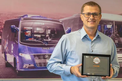 A Volare, líder brasileira no segmento de mini e micro-ônibus, recebeu o Prêmio Lótus 2020, promovido pela Editora Frota, na categoria Marca do Ano em Micro-Ônibus.  Na foto João Paulo Ledur, diretor da empresa, com a distinção.<!-- NICAID(14451483) -->