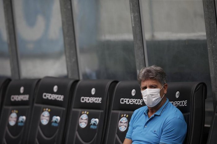 Praia, papo com Bolsonaro e doação: veja como têm sido os dias de Renato longe do Grêmio