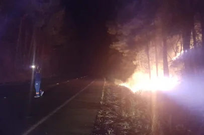 Equipes do Samae combatem incêndio na vegetação no entorno da represa do Faxinal<!-- NICAID(14451924) -->