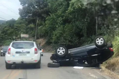 Um acidente envolvendo dois carros e uma motocicleta deixou cinco pessoas feridas na tarde deste domingo (15), na RS-431, entre Bento Gonçalves e Cotiporã, na localidade de Santa Bárbara. <!-- NICAID(14452044) -->
