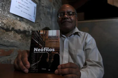  CAXIAS DO SUL, RS, BRASIL, 13/03/2020 - Escritor Valdecir de Oliveira Anselmo lança sétimo livro da carreira, Neófilos. (Marcelo Casagrande/Agência RBS)<!-- NICAID(14451042) -->