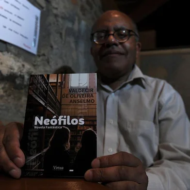  CAXIAS DO SUL, RS, BRASIL, 13/03/2020 - Escritor Valdecir de Oliveira Anselmo lança sétimo livro da carreira, Neófilos. (Marcelo Casagrande/Agência RBS)<!-- NICAID(14451042) -->